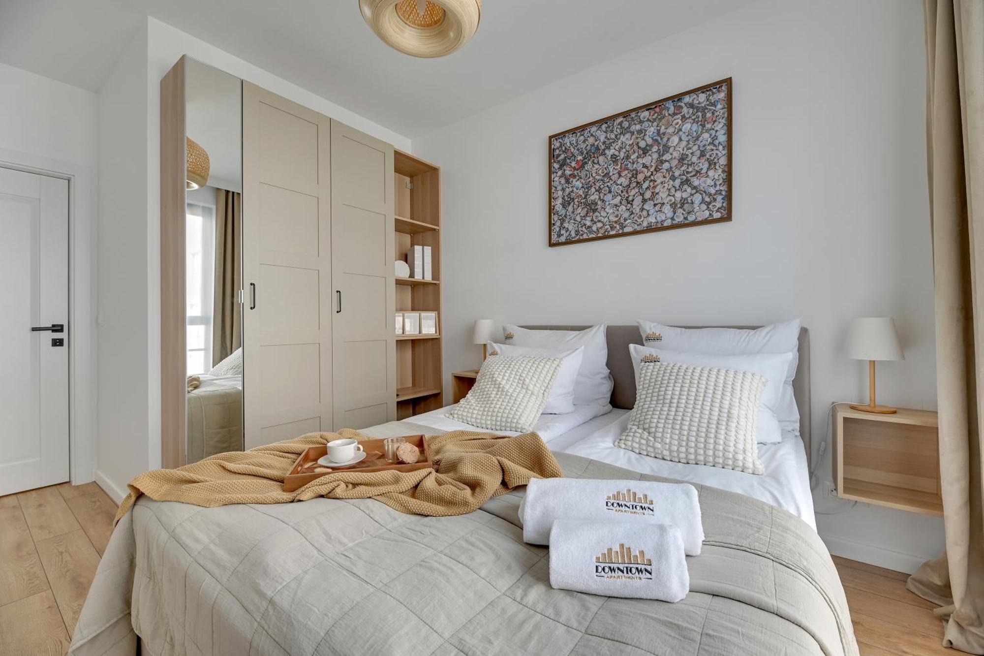 Doki Living - Foodhall & Parking By Downtown Apartments Gdansk Bagian luar foto
